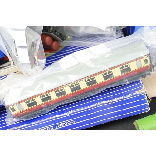 162 - Collection of Hornby Dublo model railway to include 5 x boxed items of rolling stock, various boxed ... 