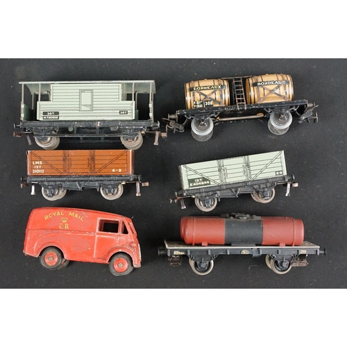 162 - Collection of Hornby Dublo model railway to include 5 x boxed items of rolling stock, various boxed ... 