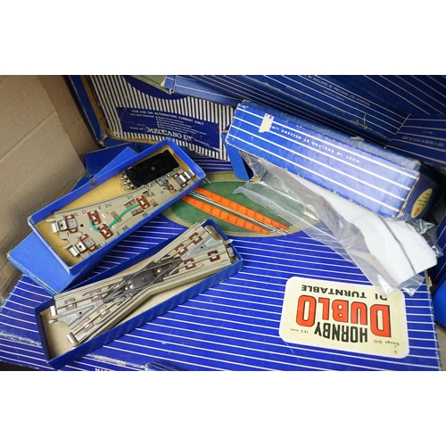 162 - Collection of Hornby Dublo model railway to include 5 x boxed items of rolling stock, various boxed ... 