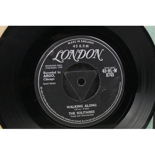 593 - Vinyl - The Solitaires ‎– Walking Along / Please Kiss This Letter, 7” single on London Records - 45-... 