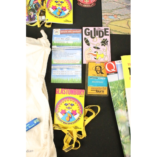 703 - Memorabilia - Collection of various Glastonbury Festival items to include 5 programmes (1984 / 1987 ... 