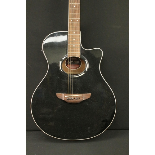 744 - Guitar - Yamaha APX500 electro-acoustic guitar in black. Missing one tuning peg