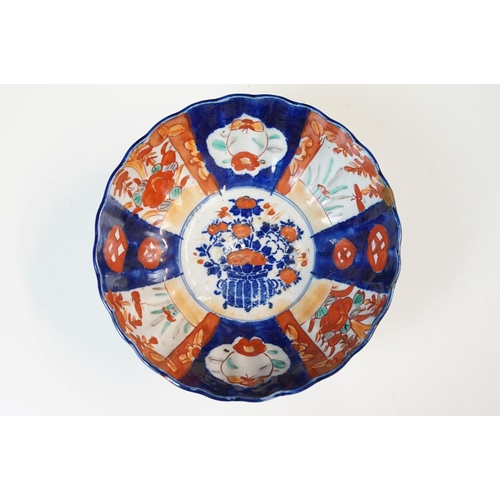 26 - Group of Japanese blue and red Imari five bowls and plate, smallest 13cm diameter, plate 21.5cm diam... 