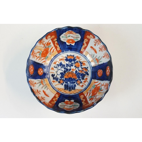 26 - Group of Japanese blue and red Imari five bowls and plate, smallest 13cm diameter, plate 21.5cm diam... 