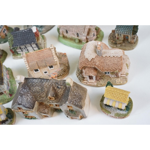 46 - Collection of miniature cottage ornaments to include Lilliput Lane, Malcolm Cooper, Danbury Mint, Ro... 