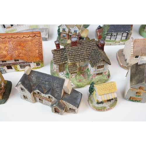 46 - Collection of miniature cottage ornaments to include Lilliput Lane, Malcolm Cooper, Danbury Mint, Ro... 