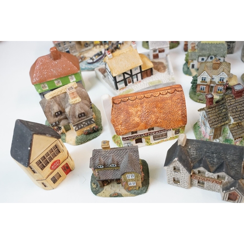 46 - Collection of miniature cottage ornaments to include Lilliput Lane, Malcolm Cooper, Danbury Mint, Ro... 