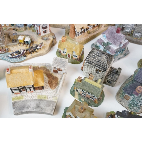 46 - Collection of miniature cottage ornaments to include Lilliput Lane, Malcolm Cooper, Danbury Mint, Ro... 