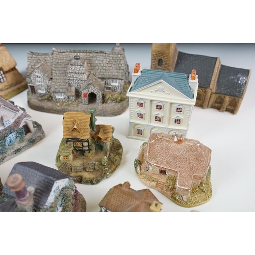 46 - Collection of miniature cottage ornaments to include Lilliput Lane, Malcolm Cooper, Danbury Mint, Ro... 