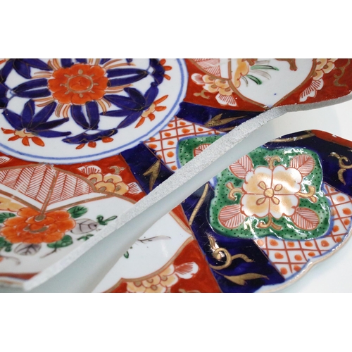 52 - Large Japanese Imari pattern scalloped plates, hand painted with gilt detail, 30cm diameter (one dam... 