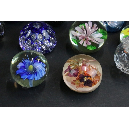 61 - Selection of glass paperweights in various sizes and shapes (20 total)