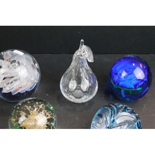 61 - Selection of glass paperweights in various sizes and shapes (20 total)