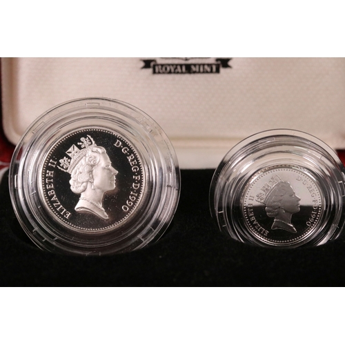 153 - A Royal Mint United Kingdom 1989 £2 silver proof two coin set together with a Royal Mint United King... 