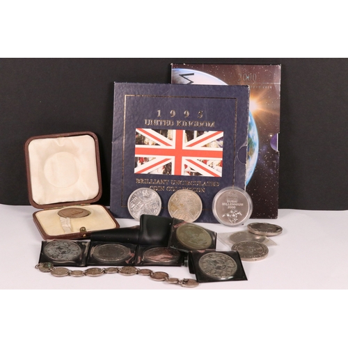 154 - A small collection of commemorative crown and £5 coins together with two medallions and a coin brace... 