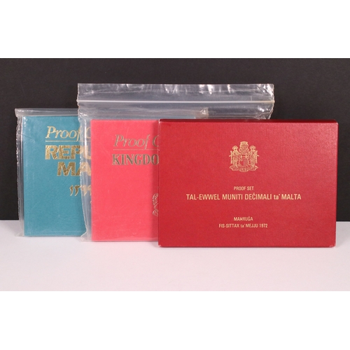 159 - A collection of ten mainly Royal Mint brilliant uncirculated / proof coin sets to include 1979 Maldi... 