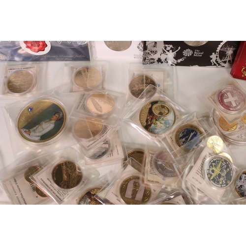 123 - A large group of mixed collectors coins to include Royal Mint £5 coin packs, most collectors coins e... 