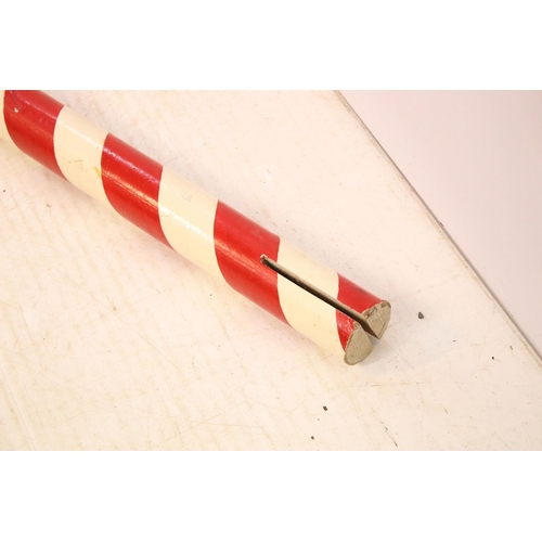 467 - Vintage painted barber's pole with ceramic end, L 131cm