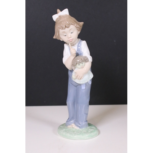 106 - Collection of Llladro and Nao figurines to include Lladro 2000 event figurine 6741, girl with mirror... 