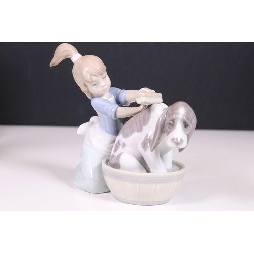 122 - Collection of Lladro and Nao dog related figurines to include 5401, Collectors Society 1989, 7612 5t... 