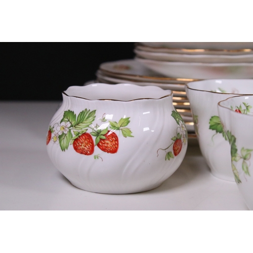 125 - Queen's 'Virginia Strawberry' pattern set to include six mugs, six cups and saucers, six small dishe... 