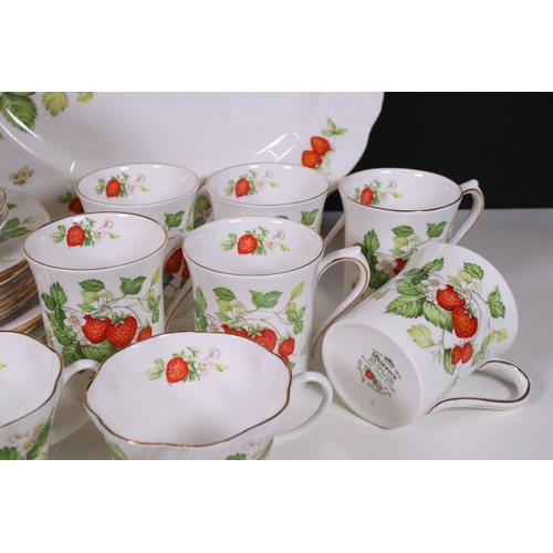 125 - Queen's 'Virginia Strawberry' pattern set to include six mugs, six cups and saucers, six small dishe... 