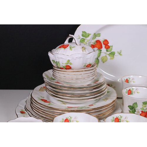 125 - Queen's 'Virginia Strawberry' pattern set to include six mugs, six cups and saucers, six small dishe... 