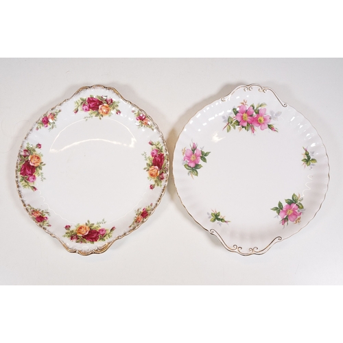 139 - Selection of Royal Albert 'Old Country Roses' to include a lidded tureen, five plates, 21cm diameter... 