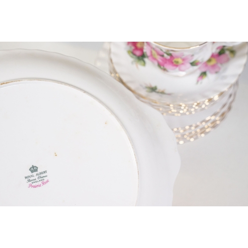 139 - Selection of Royal Albert 'Old Country Roses' to include a lidded tureen, five plates, 21cm diameter... 