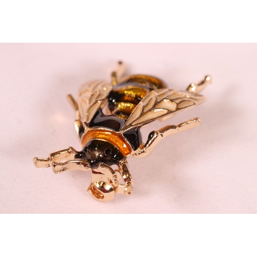 216 - Large enamelled brooch in the form of a bee, 3.5cm long