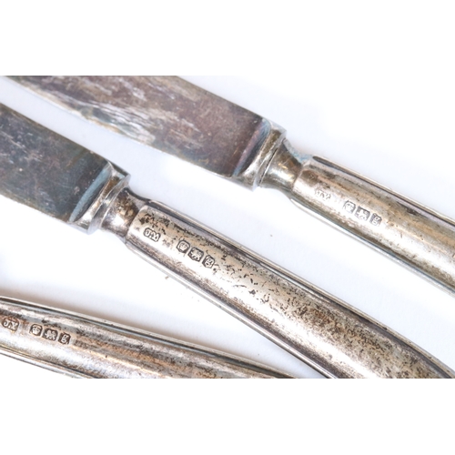 316 - A set of six fully hallmarked sterling silver handled butter knives together with an Elkington plate... 