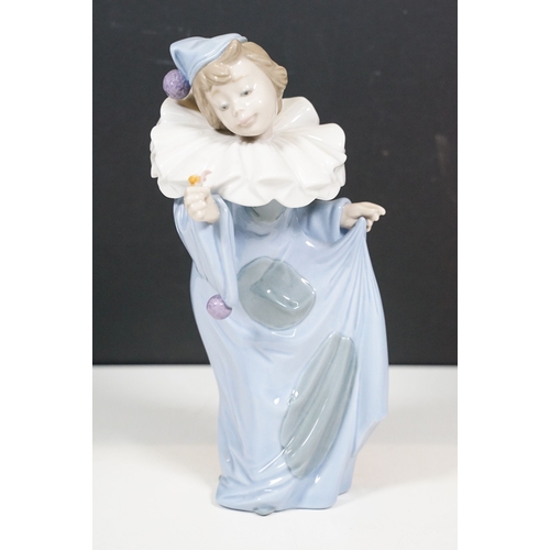 41A - Quantity of Lladro clowns in various poses to include 1500, signed to base, 5813, 7686, 5278 and Nao... 