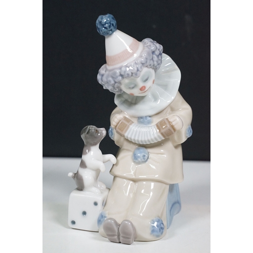 41A - Quantity of Lladro clowns in various poses to include 1500, signed to base, 5813, 7686, 5278 and Nao... 