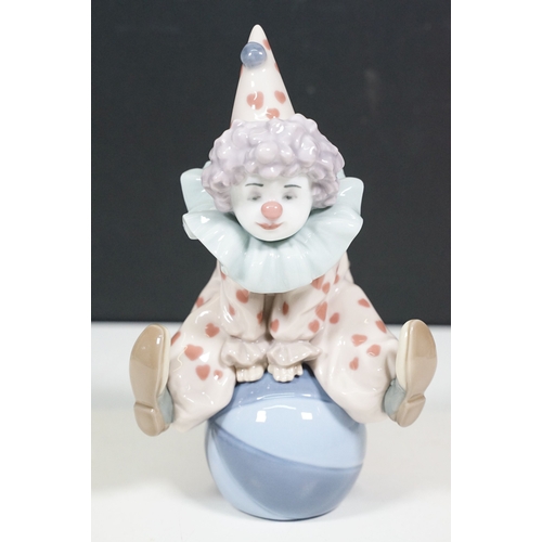 41A - Quantity of Lladro clowns in various poses to include 1500, signed to base, 5813, 7686, 5278 and Nao... 