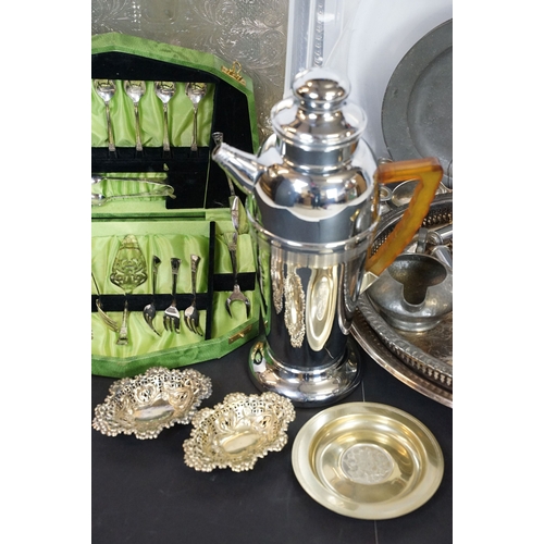 472 - Collection of metal ware to include coffee pot, tankard, large silver plated galleried trays, boxed ... 