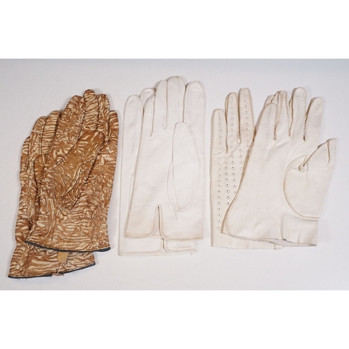 482 - Selection of gloves and accessories to include a Ralph Lauren leather belt with logo buckle, a fur '... 