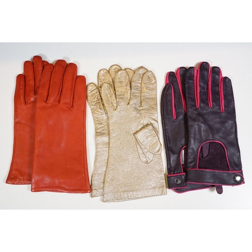 482 - Selection of gloves and accessories to include a Ralph Lauren leather belt with logo buckle, a fur '... 