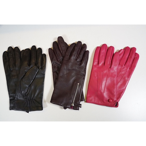 482 - Selection of gloves and accessories to include a Ralph Lauren leather belt with logo buckle, a fur '... 