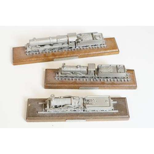 500 - 12 Metal locomotive models on wooden plinths to include The Rocket, Duchess of Hamilton etc plus 5 x... 