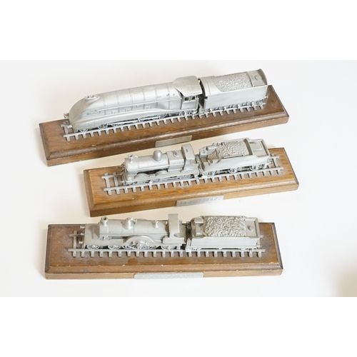 500 - 12 Metal locomotive models on wooden plinths to include The Rocket, Duchess of Hamilton etc plus 5 x... 