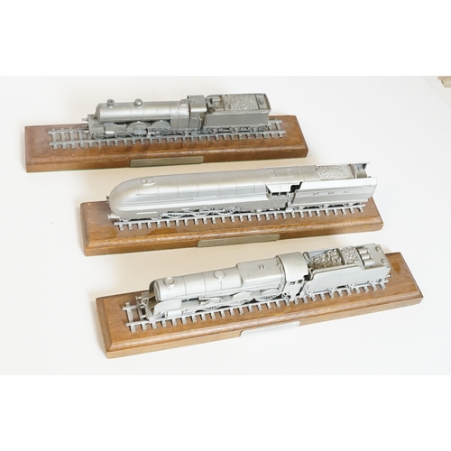 500 - 12 Metal locomotive models on wooden plinths to include The Rocket, Duchess of Hamilton etc plus 5 x... 