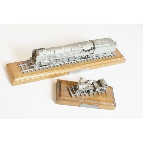 500 - 12 Metal locomotive models on wooden plinths to include The Rocket, Duchess of Hamilton etc plus 5 x... 