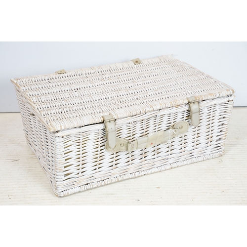 512 - Group of baskets to include a picnic hamper with accessories