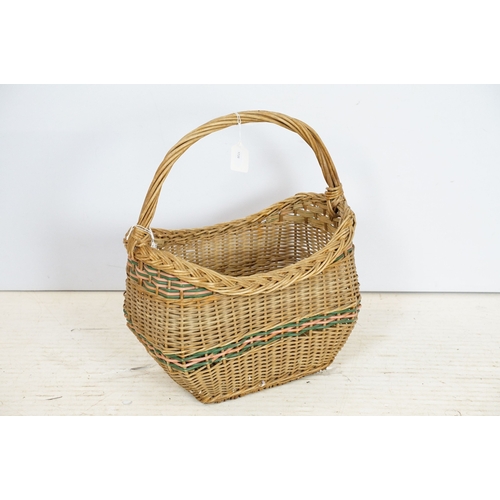 512 - Group of baskets to include a picnic hamper with accessories