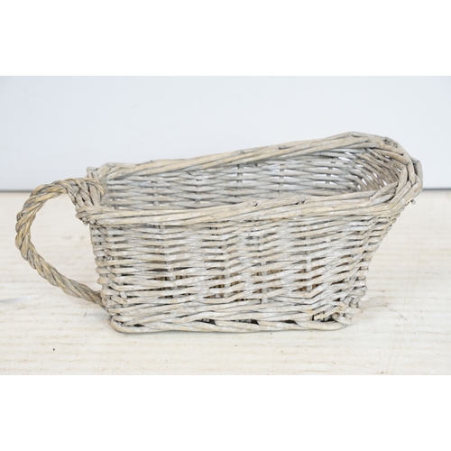 512 - Group of baskets to include a picnic hamper with accessories