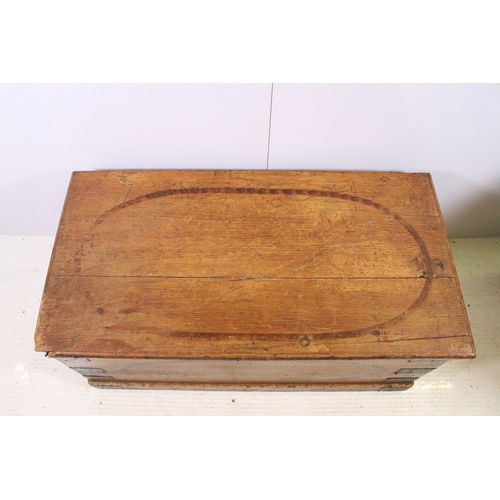 723 - 20th century pine blanket box with metal handles and side brackets, W 88cm, D 45cm, H 40cm