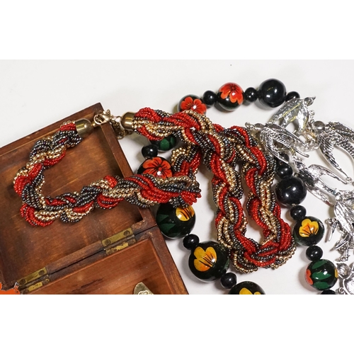 347 - A small collection of mainly contemporary costume jewellery together with a vintage penknife and a f... 