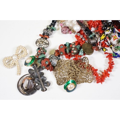 350 - A collection of vintage and contemporary costume jewellery to include brooches, necklaces, bangle, c... 