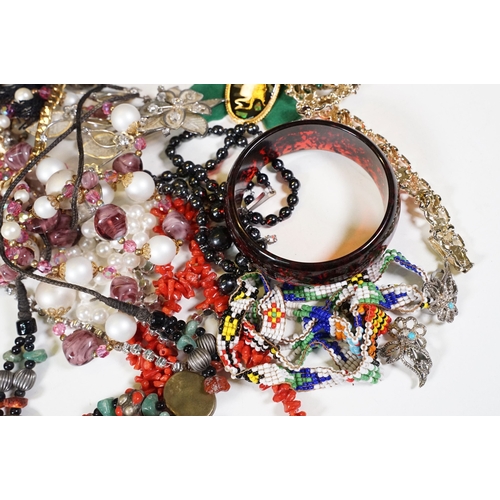 350 - A collection of vintage and contemporary costume jewellery to include brooches, necklaces, bangle, c... 