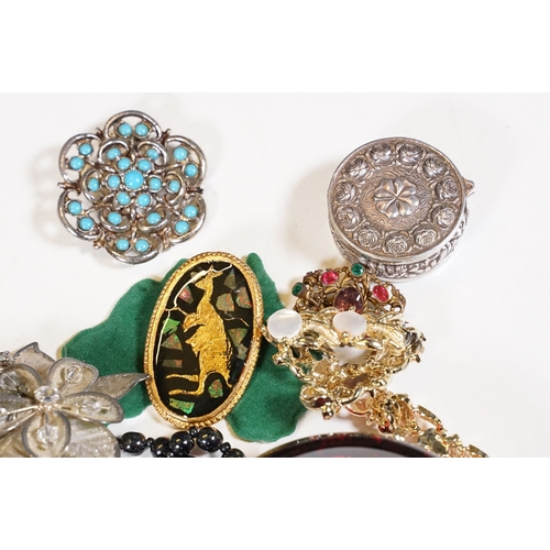 350 - A collection of vintage and contemporary costume jewellery to include brooches, necklaces, bangle, c... 