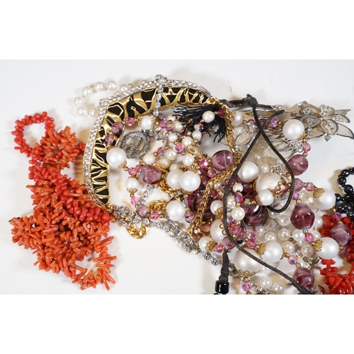 350 - A collection of vintage and contemporary costume jewellery to include brooches, necklaces, bangle, c... 